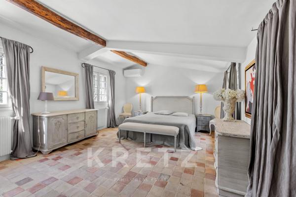 Villa Provençale sur un terrain de 7000m2 dans un domaine privé à Roquefort-Les-Pins