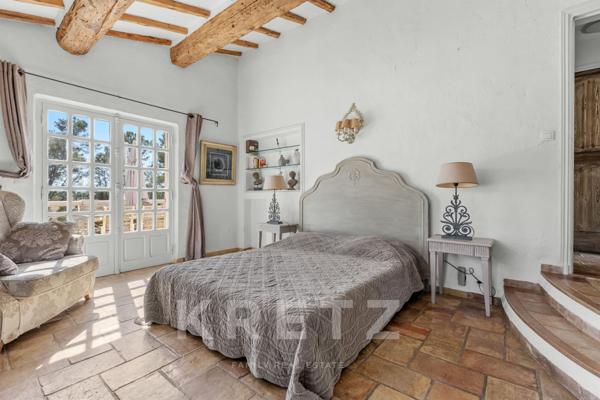 Villa Provençale sur un terrain de 7000m2 dans un domaine privé à Roquefort-Les-Pins