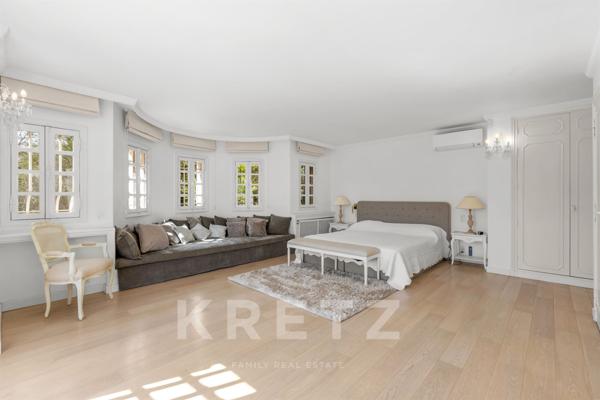 Villa Provençale sur un terrain de 7000m2 dans un domaine privé à Roquefort-Les-Pins