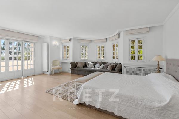 Villa Provençale sur un terrain de 7000m2 dans un domaine privé à Roquefort-Les-Pins