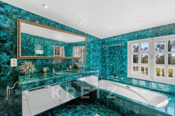 Villa Provençale sur un terrain de 7000m2 dans un domaine privé à Roquefort-Les-Pins