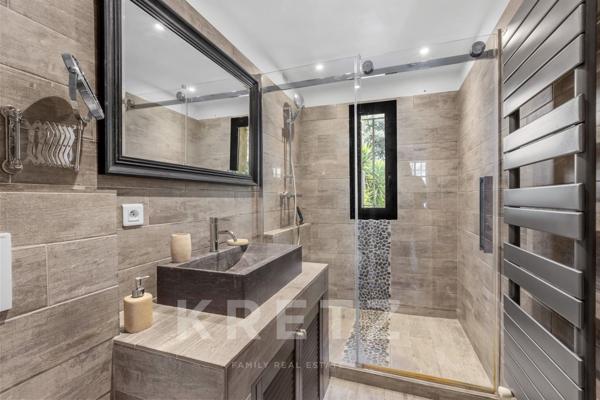Villa Provençale sur un terrain de 7000m2 dans un domaine privé à Roquefort-Les-Pins