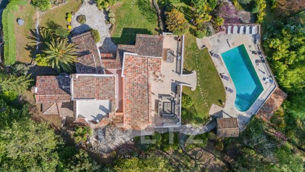 Villa Provençale sur un terrain de 7000m2 dans un domaine privé à Roquefort-Les-Pins