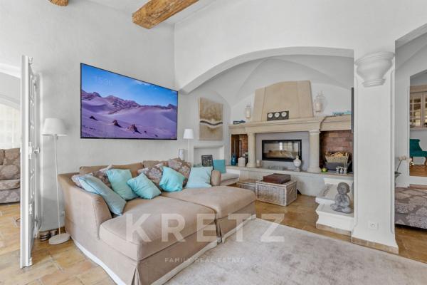 Villa Provençale sur un terrain de 7000m2 dans un domaine privé à Roquefort-Les-Pins