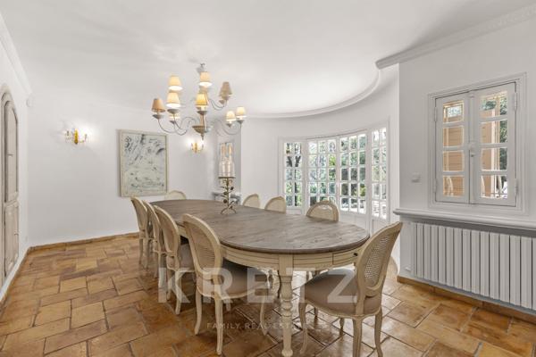 Villa Provençale sur un terrain de 7000m2 dans un domaine privé à Roquefort-Les-Pins