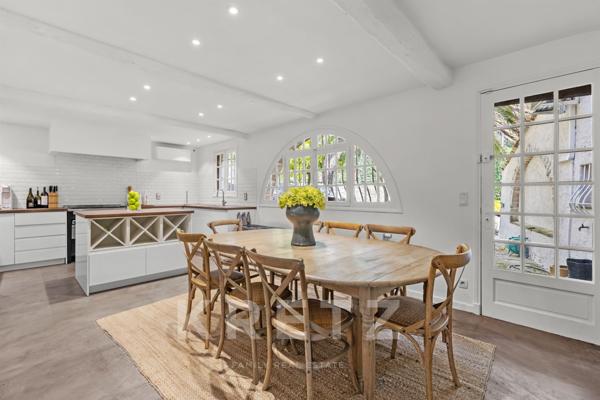 Villa Provençale sur un terrain de 7000m2 dans un domaine privé à Roquefort-Les-Pins
