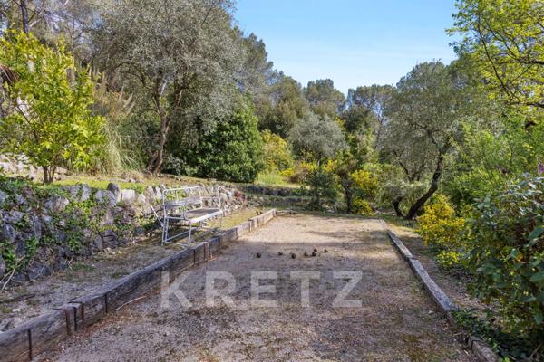 Villa Provençale sur un terrain de 7000m2 dans un domaine privé à Roquefort-Les-Pins