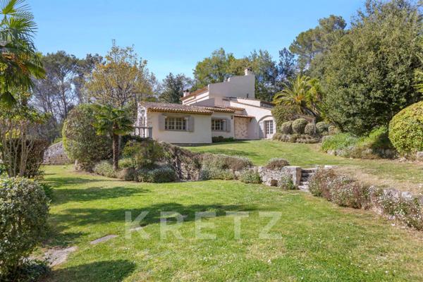 Villa Provençale sur un terrain de 7000m2 dans un domaine privé à Roquefort-Les-Pins