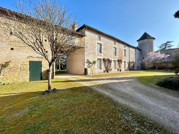 VOUILLÉ BOURG - PROPRIETE XVIIème  Vouillé (86190)