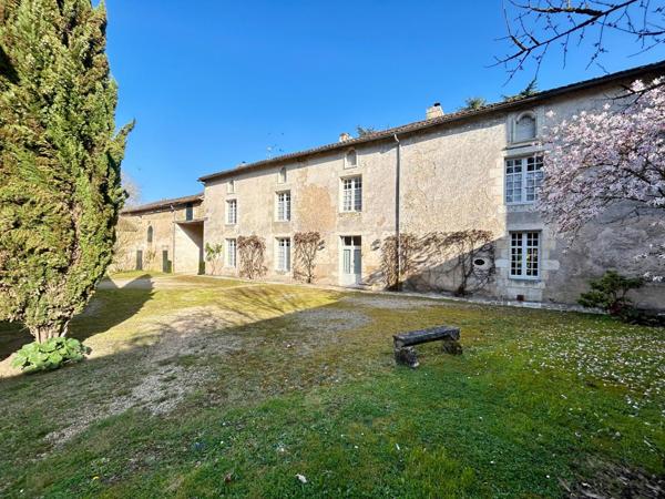 VOUILLÉ BOURG - PROPRIETE XVIIème  Vouillé (86190)