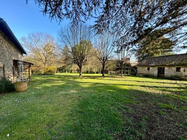 VOUILLÉ BOURG - PROPRIETE XVIIème  Vouillé (86190)