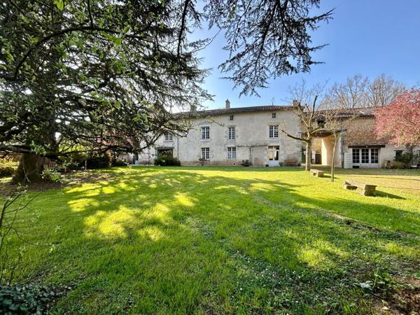 VOUILLÉ BOURG - PROPRIETE XVIIème  Vouillé (86190)