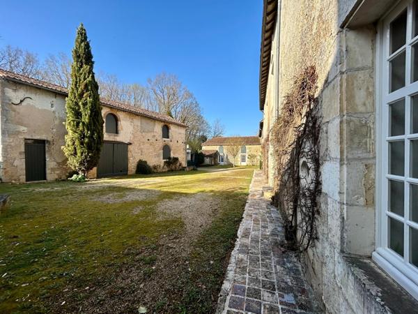 VOUILLÉ BOURG - PROPRIETE XVIIème  Vouillé (86190)