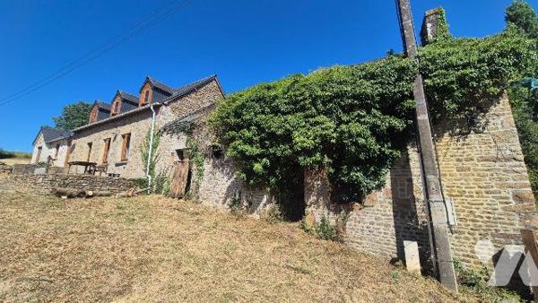 CHATILLON SUR COLMONT en campagne : fermette rénovée comprenant:
-Entrée sur salon/séjour , cu...