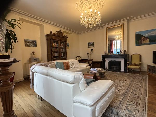 Maison - 9 pièces - 252 m²