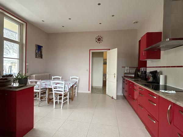 Maison - 9 pièces - 252 m²