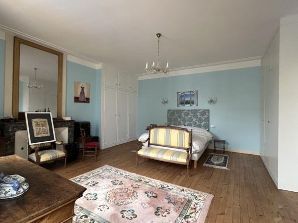 Maison - 9 pièces - 252 m²