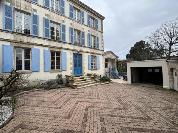 Maison - 9 pièces - 252 m²