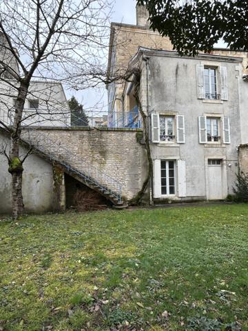 Maison - 9 pièces - 252 m²