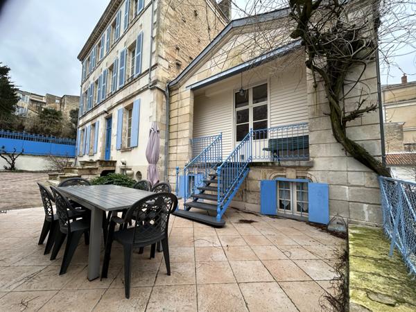 Maison - 9 pièces - 252 m²