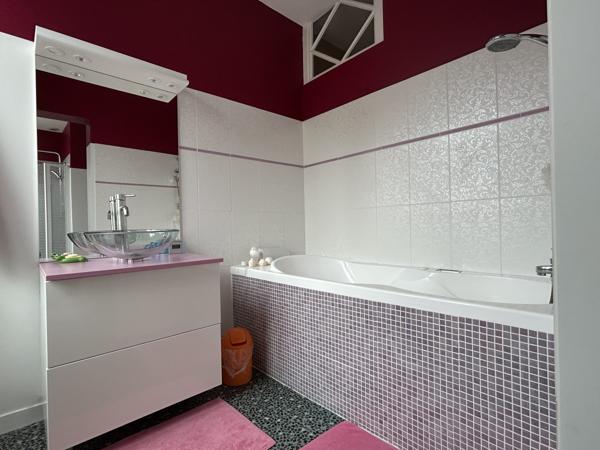 Maison - 9 pièces - 252 m²