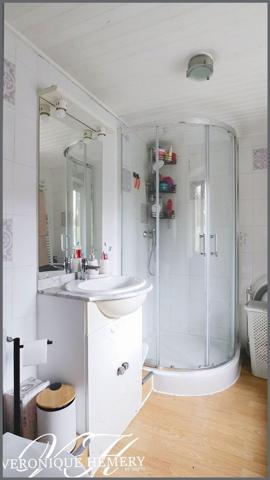 Un havre de paix pour cette charmante chaumière sise sur 1,4 ha