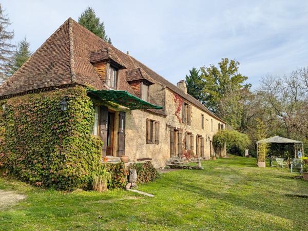 A Coux-et-Bigaroque au calme Superbe longère en pierre de 1833.