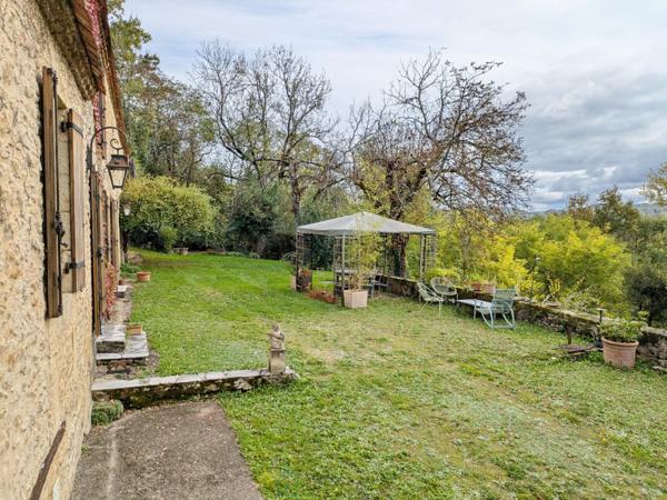 A Coux-et-Bigaroque au calme Superbe longère en pierre de 1833.