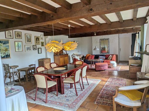 A Coux-et-Bigaroque au calme Superbe longère en pierre de 1833.