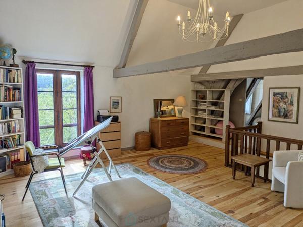 A Coux-et-Bigaroque au calme Superbe longère en pierre de 1833.