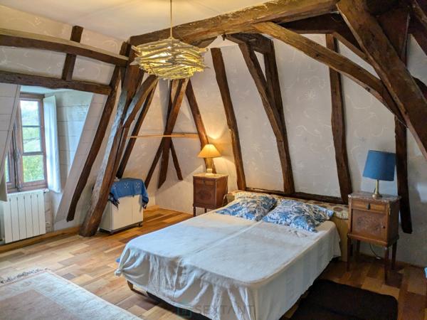 A Coux-et-Bigaroque au calme Superbe longère en pierre de 1833.