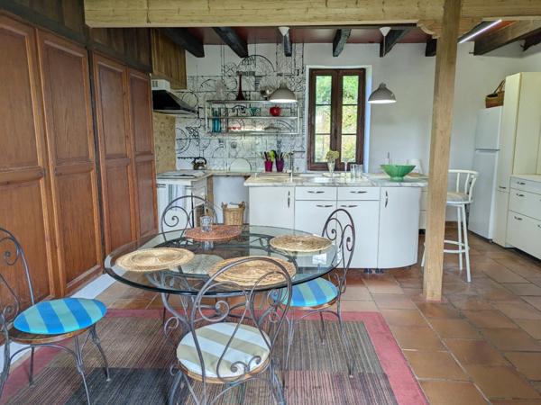 A Coux-et-Bigaroque au calme Superbe longère en pierre de 1833.