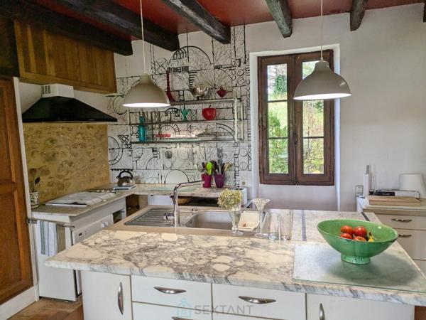 A Coux-et-Bigaroque au calme Superbe longère en pierre de 1833.