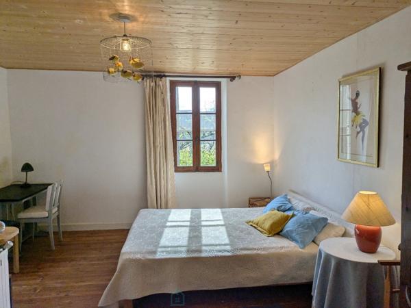 A Coux-et-Bigaroque au calme Superbe longère en pierre de 1833.