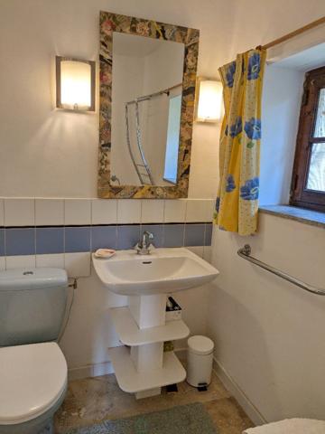 A Coux-et-Bigaroque au calme Superbe longère en pierre de 1833.