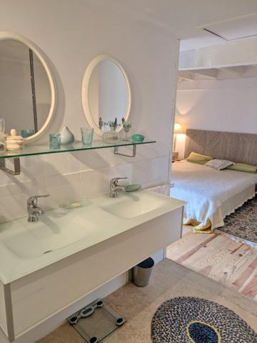 A Coux-et-Bigaroque au calme Superbe longère en pierre de 1833.