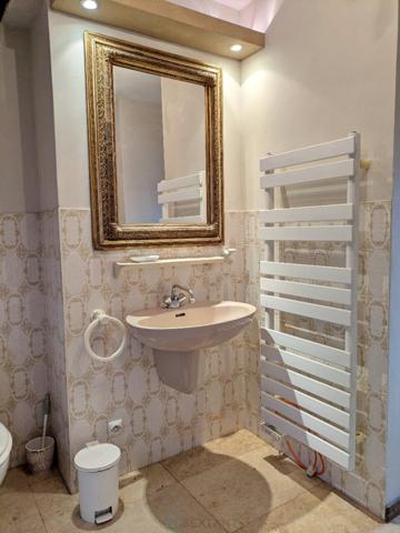 A Coux-et-Bigaroque au calme Superbe longère en pierre de 1833.