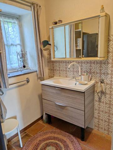 A Coux-et-Bigaroque au calme Superbe longère en pierre de 1833.