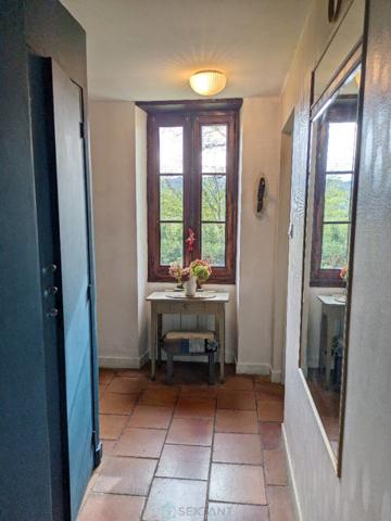 A Coux-et-Bigaroque au calme Superbe longère en pierre de 1833.