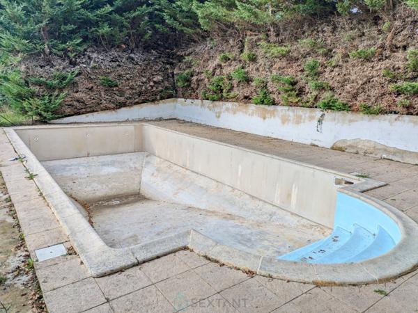 A Coux-et-Bigaroque au calme Superbe longère en pierre de 1833.