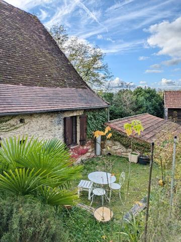 A Coux-et-Bigaroque au calme Superbe longère en pierre de 1833.