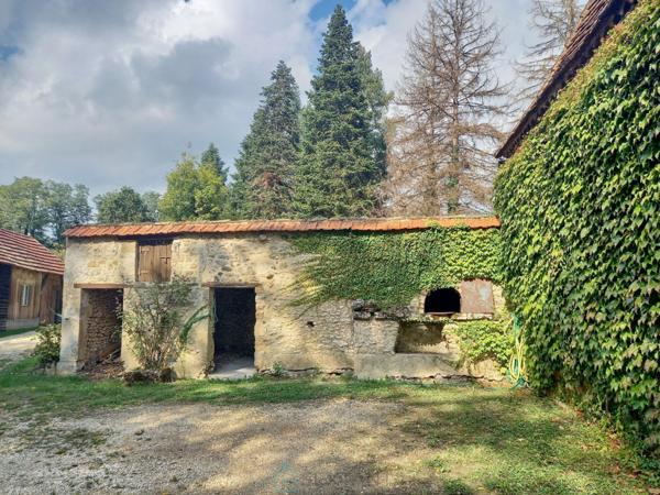 A Coux-et-Bigaroque au calme Superbe longère en pierre de 1833.