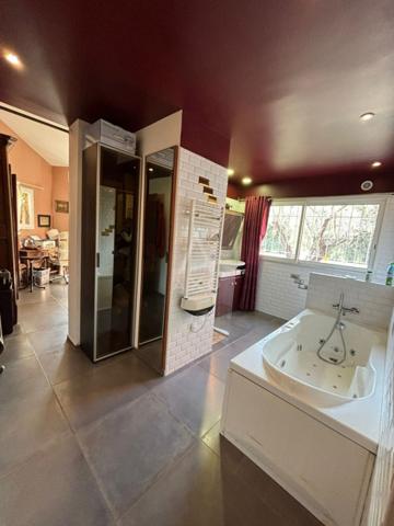 Arles - Maison familiale avec jardin et piscine, proche du centre ville