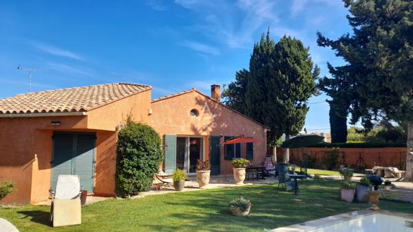 Arles - Maison familiale avec jardin et piscine, proche du centre ville