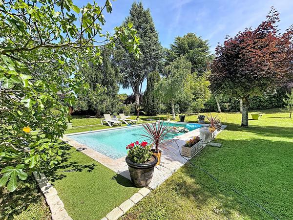Achat maison Amboise 159 m² sur magnifique parc arboré avec piscine.