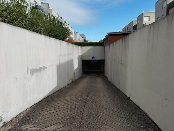 Garage double fermé et sécurisé dans résidence Quartier du Drapeau à Dijon