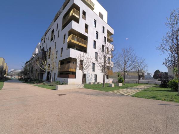 Appartement 3 pièces avec terrasse - Au coeur de la vie romainvilloise (ZAC de l'Horloge)
