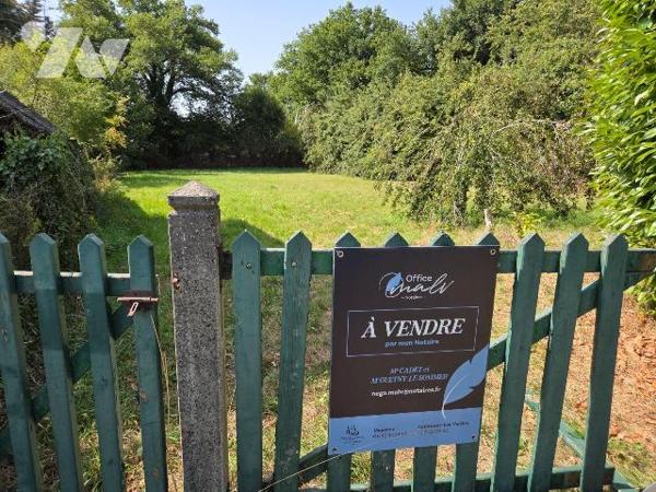 Terrain  constructible de 2066 m² non viabilisés (Tout à l'égout, électricité et eau à proximité.)