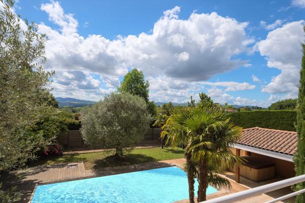 Vourles - Secteur résidentiel - Maison familiale de 325 m² - Terrain avec piscine de 1716 m² - 5 chambres