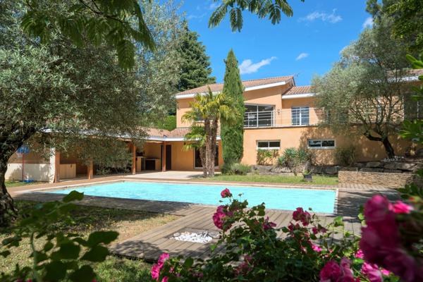 Vourles - Secteur résidentiel - Maison familiale de 325 m² - Terrain avec piscine de 1716 m² - 5 chambres